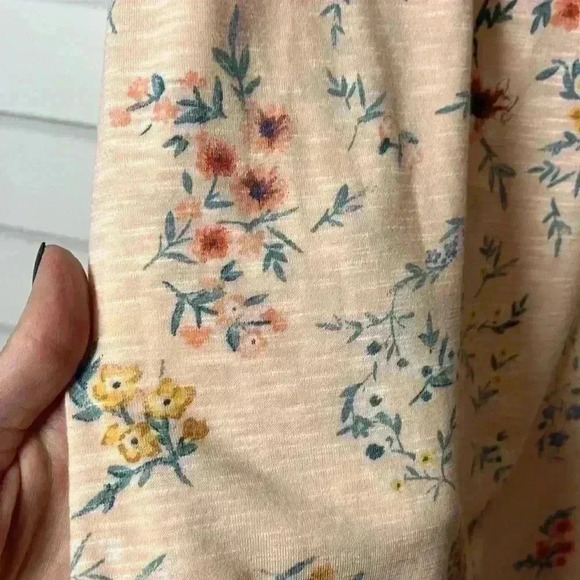 SO Floral Short Sleeve V-Neck Cold Shoulder Tee Size XS Peach - Picture 8 of 8